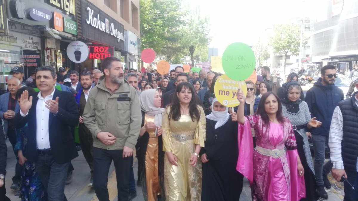 muratsarisac's tweet photo. Zimanê #Kurdî, ji bo hebûn û yekîtiya miletê #Kurd hîmê herî girîng e. Em bi vê hişmendiyê li Wanê bi gelê xwe yê rûmetdar #CejnaZimaneKurdî pîroz dikin. #HDP #Wan https://t.co/D7NYC59Rhs