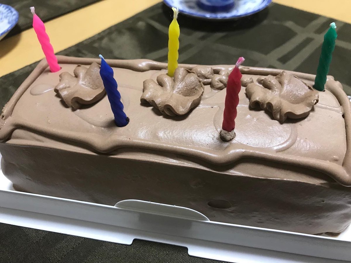 erabilog's tweet photo. 赤坂Topsのチョコレートケーキです。
クルミが入ったチョコレートクリームは絶品です。
昔から変わらない味で時々食べたくなります。
#スイーツ #スイーツ女子 #スイーツ男子 #チョコレートケーキ #赤坂トップス #チョコレートクリーム #ケーキ #東京スイーツ #sweets #chocolatecake #cake https://t.co/Ah2DbjHAF3