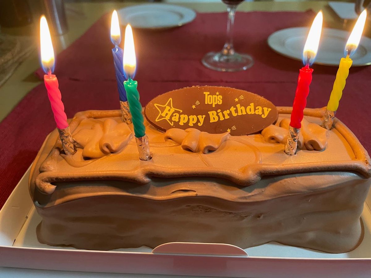 erabilog's tweet photo. 赤坂Topsのチョコレートケーキです。
クルミが入ったチョコレートクリームは絶品です。
昔から変わらない味で時々食べたくなります。
#スイーツ #スイーツ女子 #スイーツ男子 #チョコレートケーキ #赤坂トップス #チョコレートクリーム #ケーキ #東京スイーツ #sweets #chocolatecake #cake https://t.co/Ah2DbjHAF3