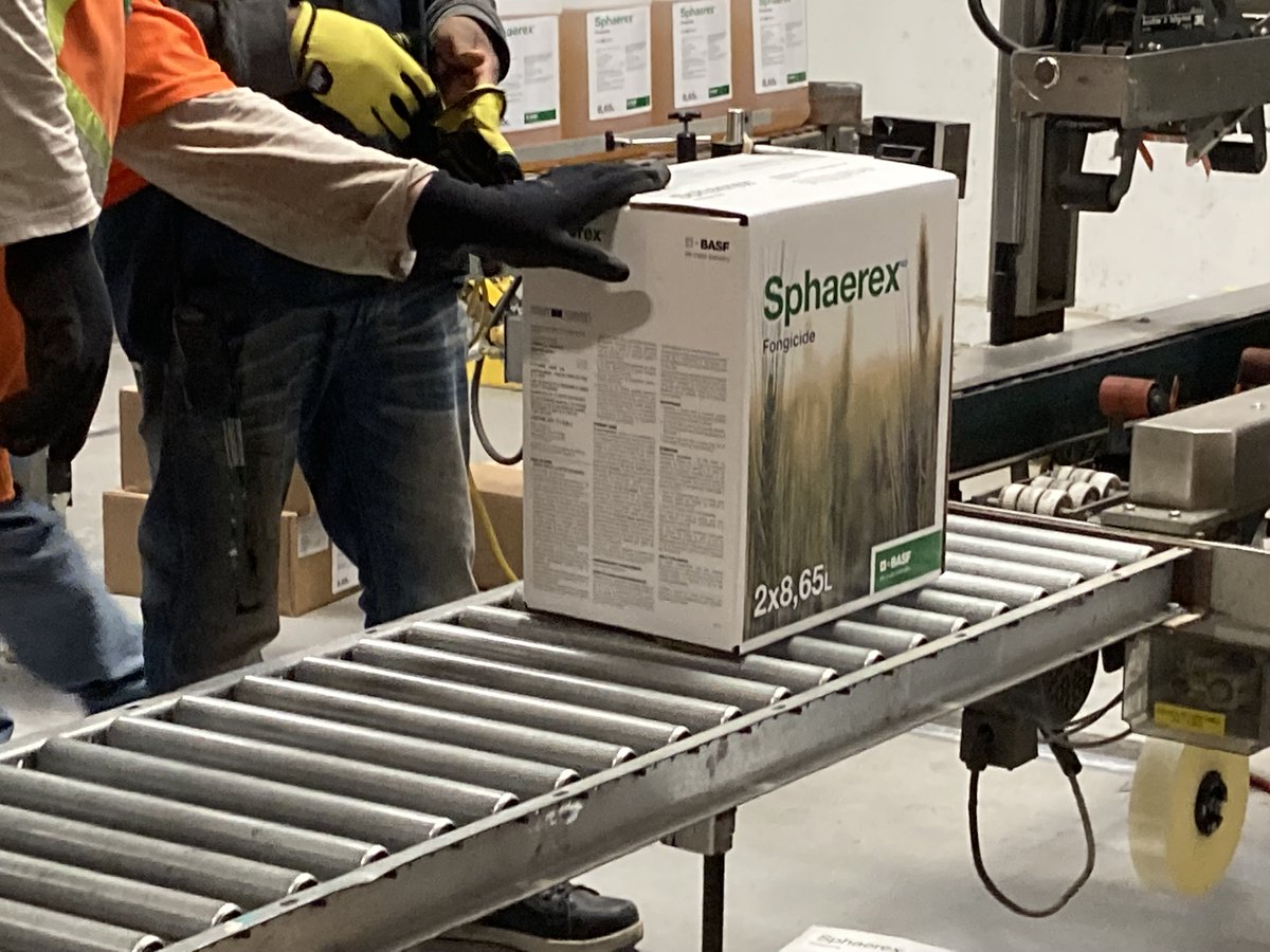 Fresh off the line in Saskatoon, SK! 🤩 #Sphaerex production is off to a great start for the '22 season. Best-in-class FHB efficacy for quality protection and yield increase, formulated in Canada for #CdnAg 🙌