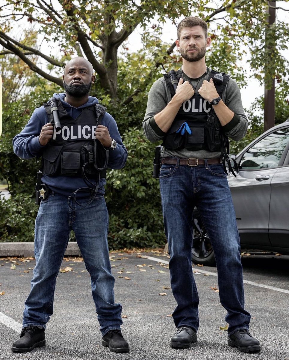 traychaney's tweet photo. Just Doing Some Police Work! HBO’s HBOMax “WE OWN THIS CITY” TONIGHT 9pm (Go catch up on the first 3 episodes now only on @hbomax @hbo) #GordonHawk #WorkingActor #consistency #longevity #20PlusYearInTheBusiness https://t.co/MV3UjXWaBm