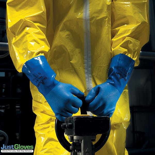 Chemical Resistant Gloves are essential when working with hazardous chemicals, solvents and other potentially harmful substances. 

All of our ranges are compliant with European Standard EN374 → tinyurl.com/2p8twxr4

#chemicalresistant #gloves