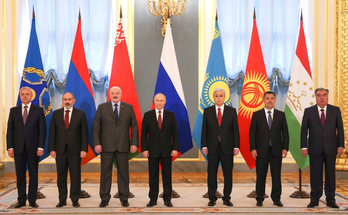qropty's tweet photo. интерактив называется «найди своего долбоеба на фото» вот мой самый крайний с права) мы сидим у власти 28 годиков) https://t.co/HXpan1t7dW