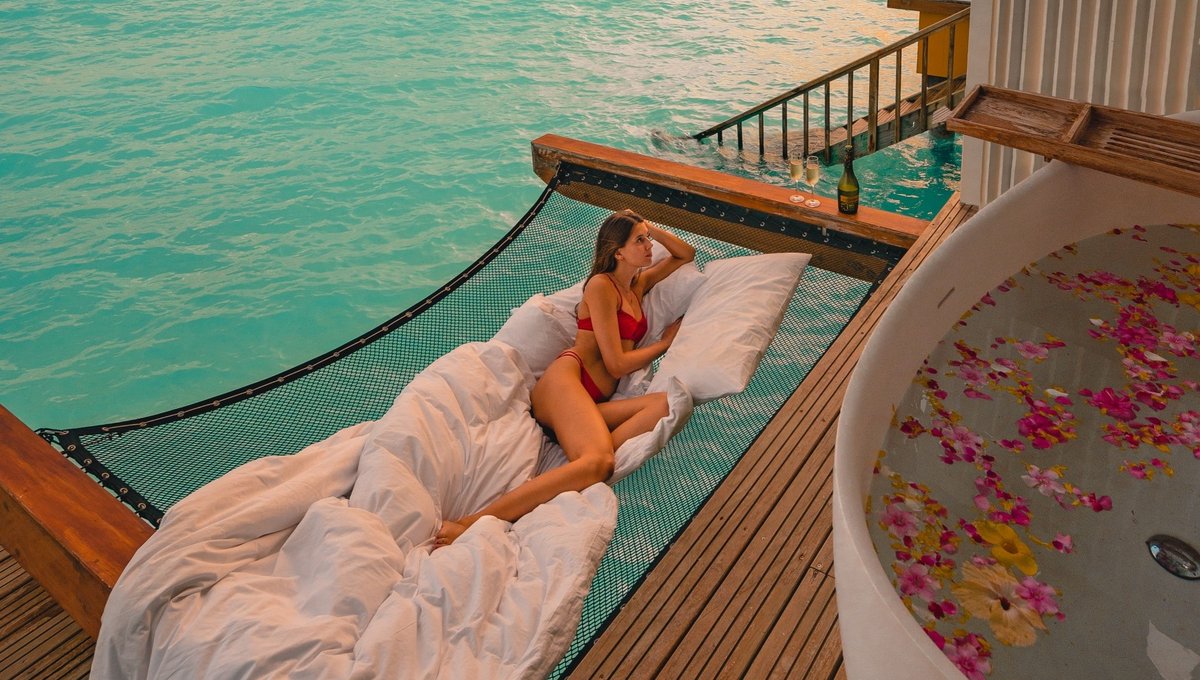 SAiiMaldives's tweet photo. Truly mesmerizing. Aquatic blues, golden tinted skies, and just chilling while being serenaded by the wind and ocean. 💙🧡

#SAiiLagoonMaldives #CurioCollection https://t.co/5Mw19iBUs4