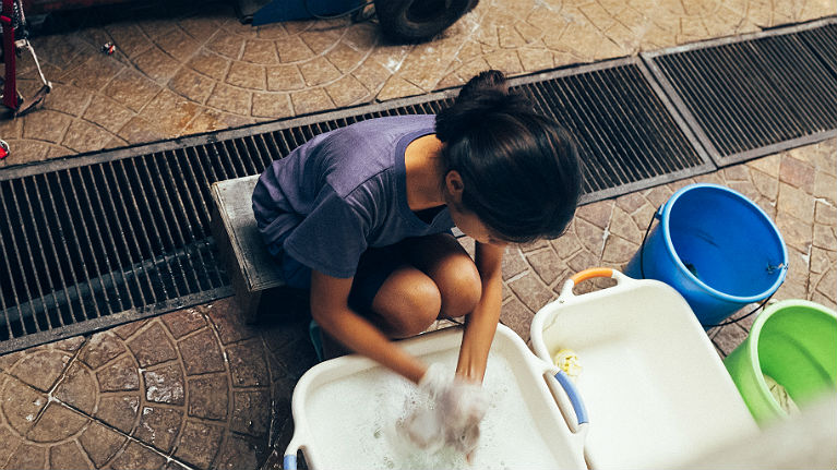 How can #BehaviouralScience help to promote fair recruitment practices for domestic workers? 

Find out in this new report from @ILO sharing insights from #RCTs on #DomesticWork in #HongKong!

▶️bit.ly/3wgUxes

#UNBeSci