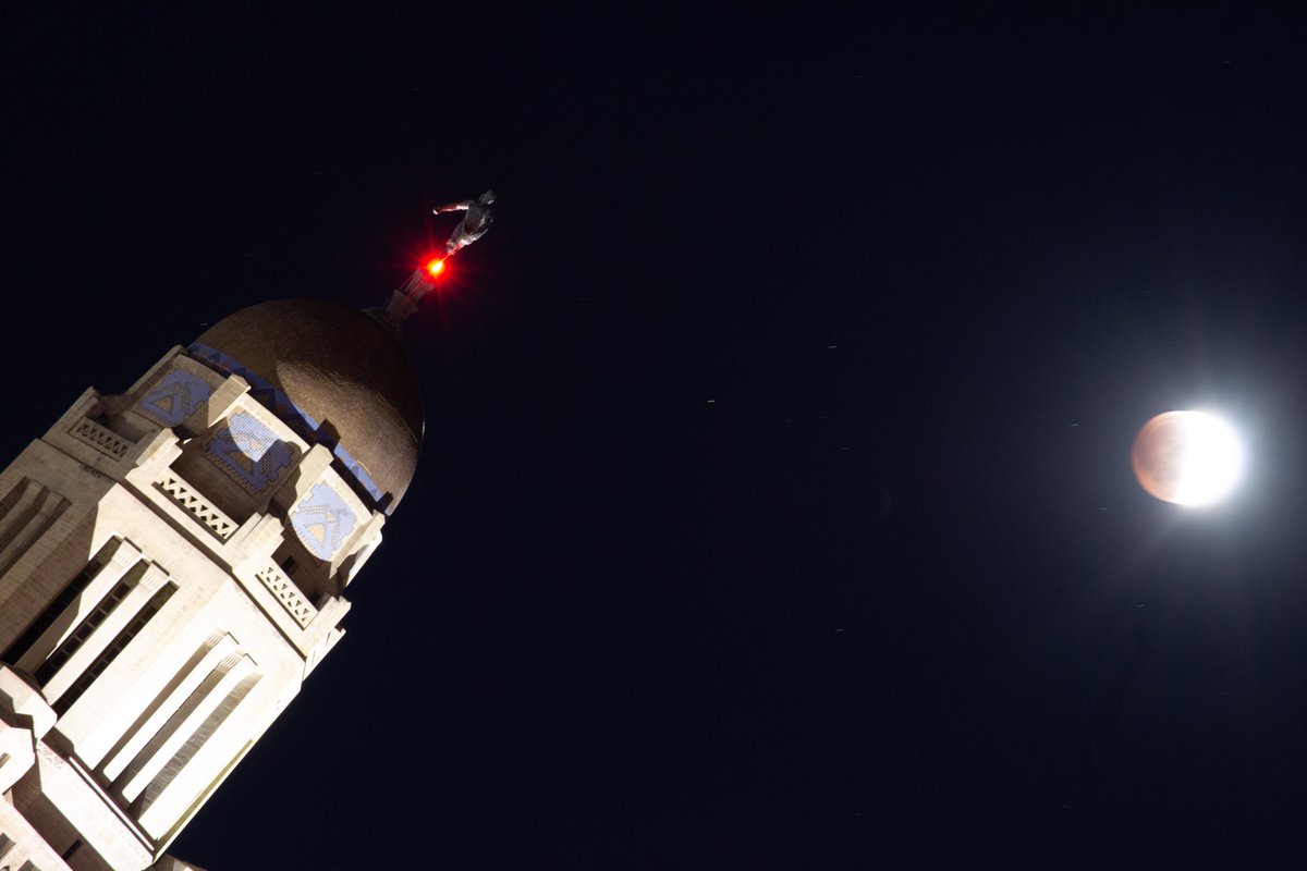 ANerdsHen's tweet photo. In case you missed it, there was a lunar eclipse last night over Lincoln, NE. #LunarEclipse #LNK #LincolnNE #LincolnCapitol https://t.co/rgxIlS4t66
