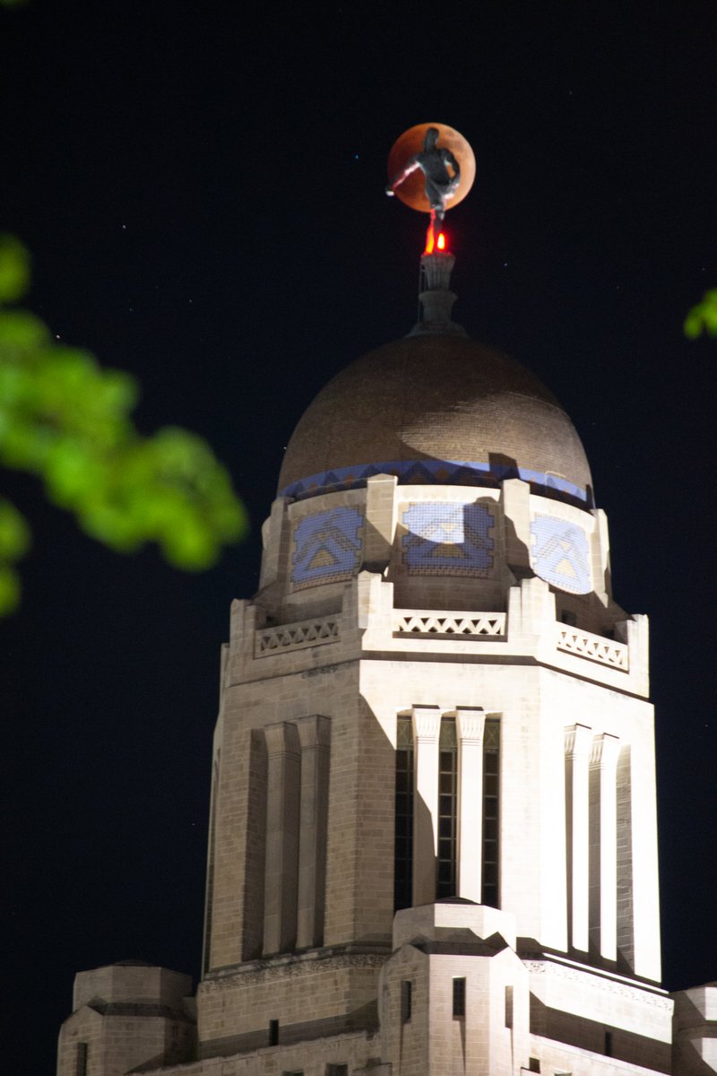 ANerdsHen's tweet photo. In case you missed it, there was a lunar eclipse last night over Lincoln, NE. #LunarEclipse #LNK #LincolnNE #LincolnCapitol https://t.co/rgxIlS4t66