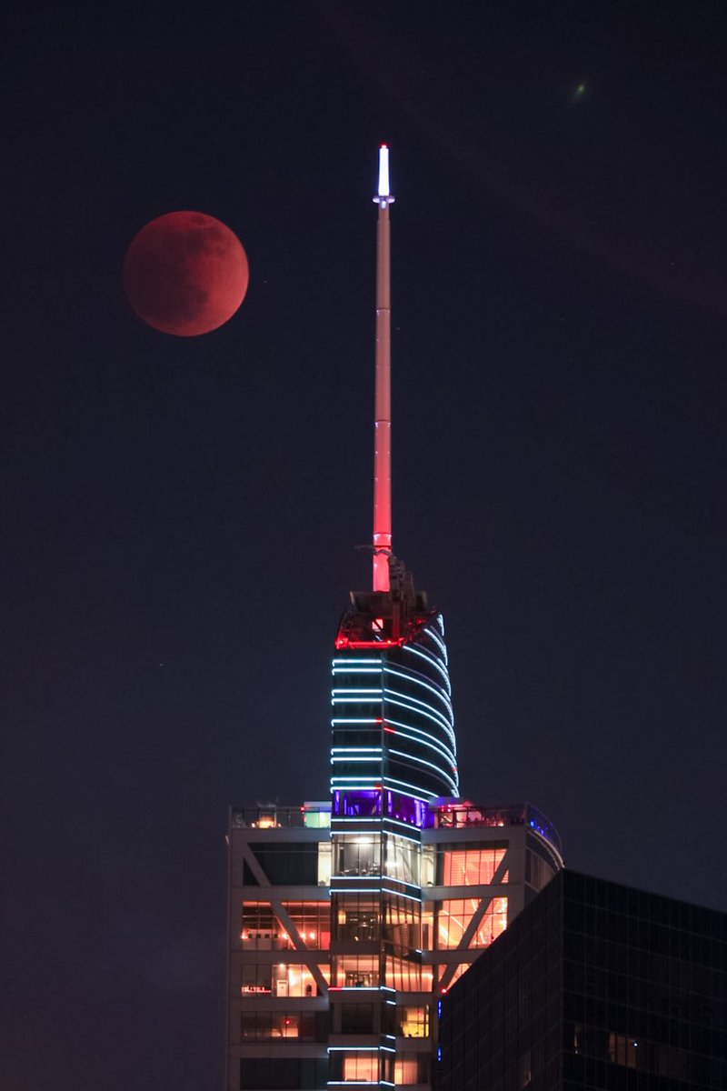 bustosjul's tweet photo. Blood Moon Eclipse over Intercontinental Hotel in Downtown LA. #BloodMoon #mooneclipse #EclipseLunar https://t.co/l3bfja54tv