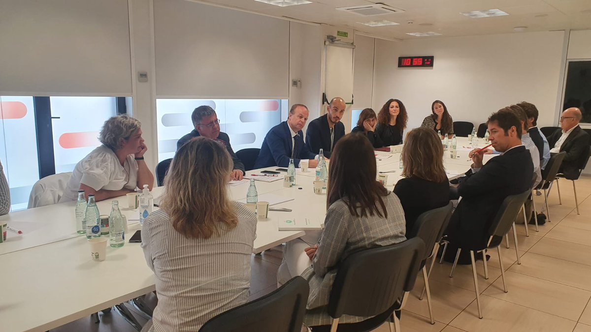accio_cat's tweet photo. 🚀 El secretari d’@empresacat, @albertcaste, i el director general d’Innovació i Emprenedoria, @lljunca, han participat en una reunió amb startups beneficiàries dels ajuts #StartupCapital per anunciar l'obertura d'una nova convocatòria 👇
https://t.co/ZW3zmAISGV

#StartupCAT https://t.co/uV2naTKpIu