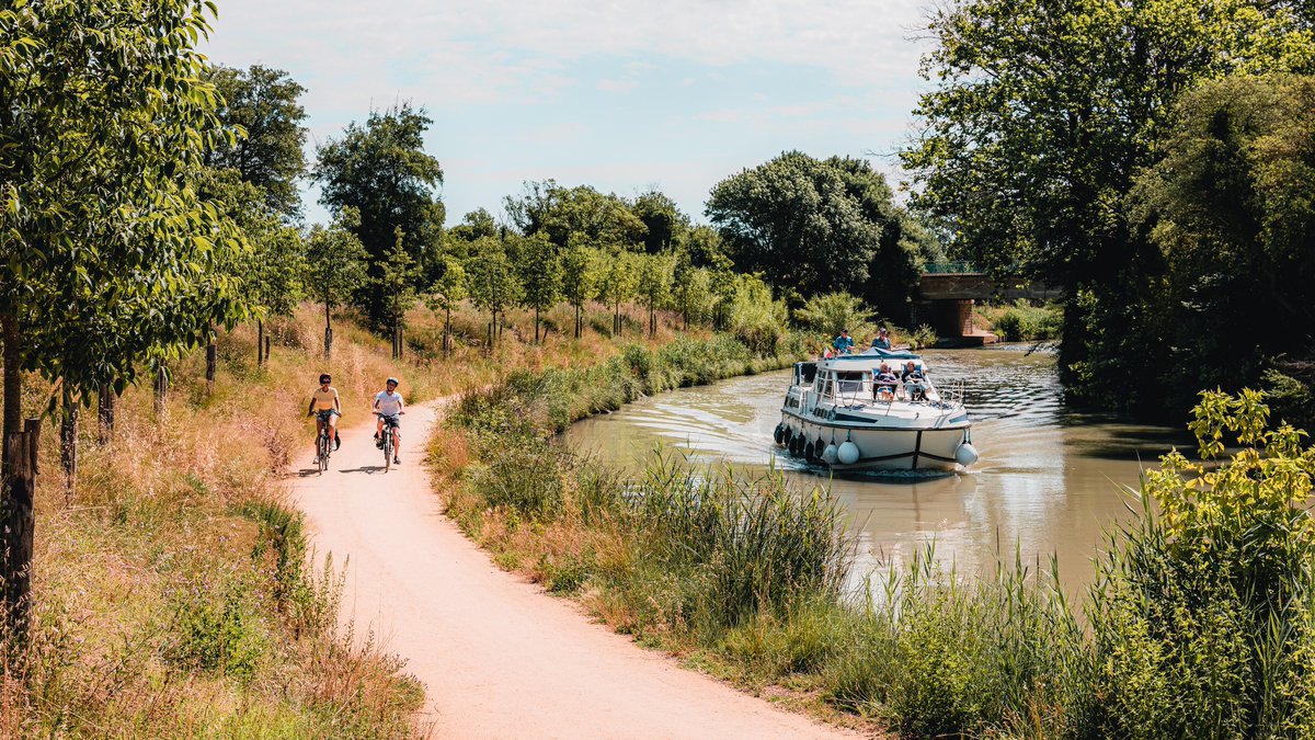 Bon lundi à tous !
Pour se motiver et si on s'évadait ?

Le #canaldumidi, à vélo, à pieds ou en bateau ?
Tout simplement un savoureux mélange de tout cela.

#mondaymotivaton
📷: lezbroz