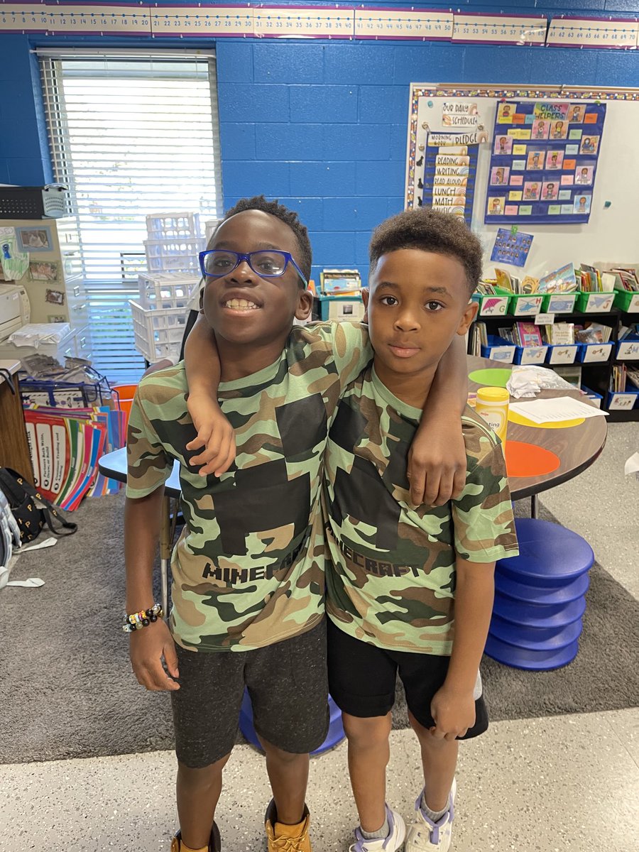 valentoure's tweet photo. Twin Day ⁦@SipleySchool⁩ https://t.co/E9nutlZg0m
