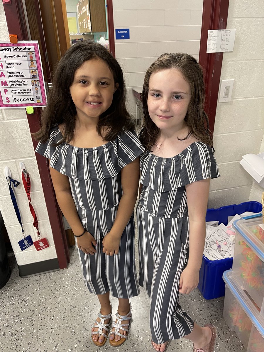 valentoure's tweet photo. Twin Day ⁦@SipleySchool⁩ https://t.co/E9nutlZg0m