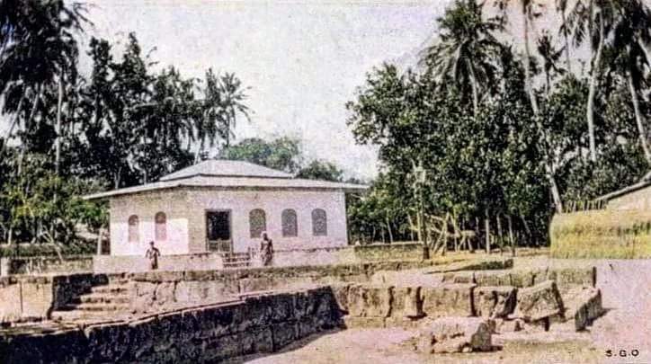 #DhivehiArchives
Maale in 1922. Maaveyodhorhu Miskiiy and the Maa Veyo, the largest bathing tank of Maale during those days. View from North East. This is a colourized photo.

📷 H.C.P. Bell