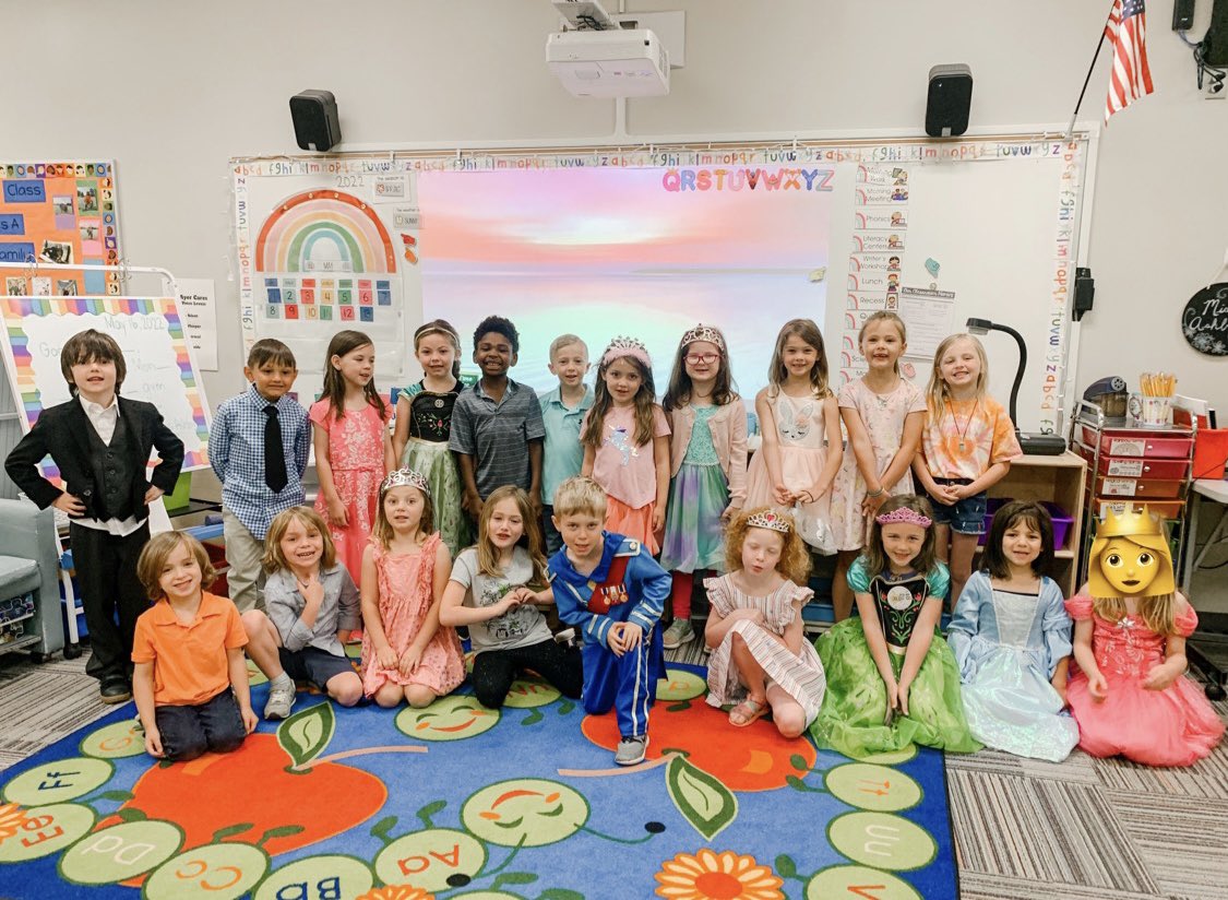 _teachitwright's tweet photo. [ Q ] is for Queen and King Day! 👸🤴❤️ #ABCcountdown2022 @ayerelementary https://t.co/HnGY97F94q