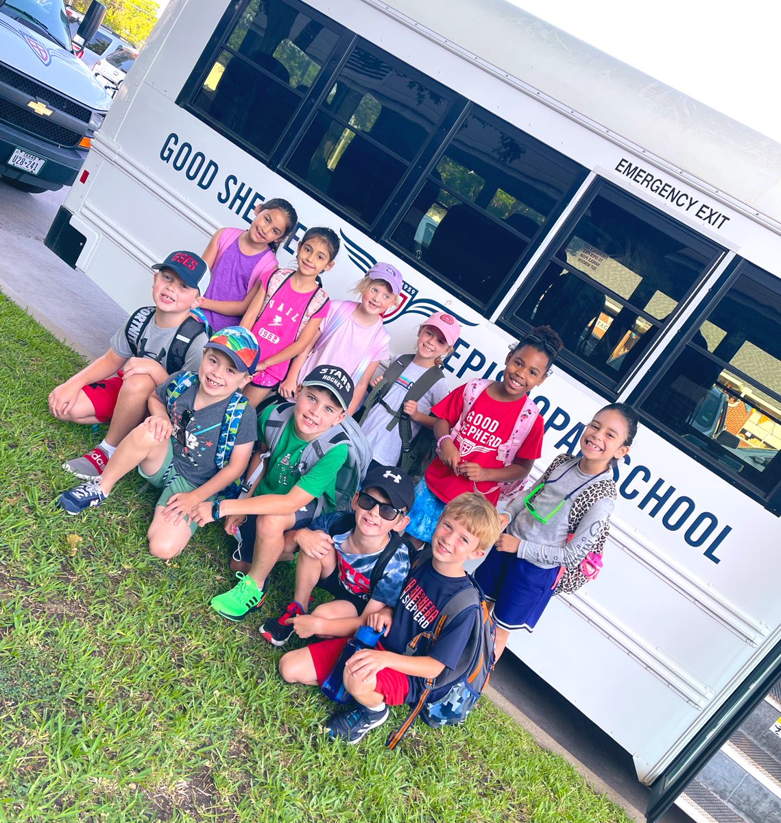 mmfshults's tweet photo. big big smiles for our first grade COE adventure today! @gsesdallas @CoeGses #1FGSES ☀️⛰ https://t.co/Ifz6jztS6r