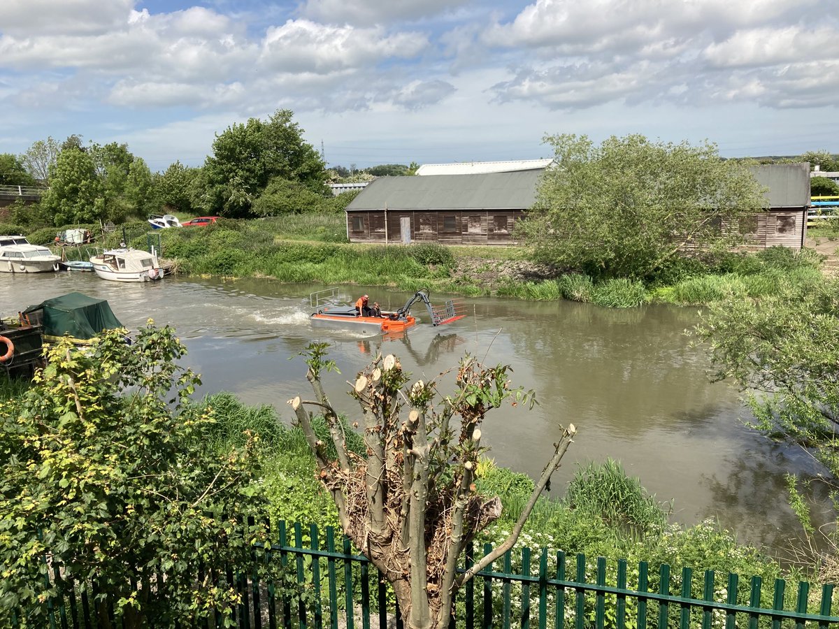 DeTom48's tweet photo. #StourFieldTeam launched the #WeedBoat to check a blockage #TheMileSluiceGates on #GreatStour near #Canterbury if you see a blockage call 0800807060 @EnvAgencySE @ThanetCouncil @Kent_cc @ADA_updates @DoverDC https://t.co/bfH7J21iDD
