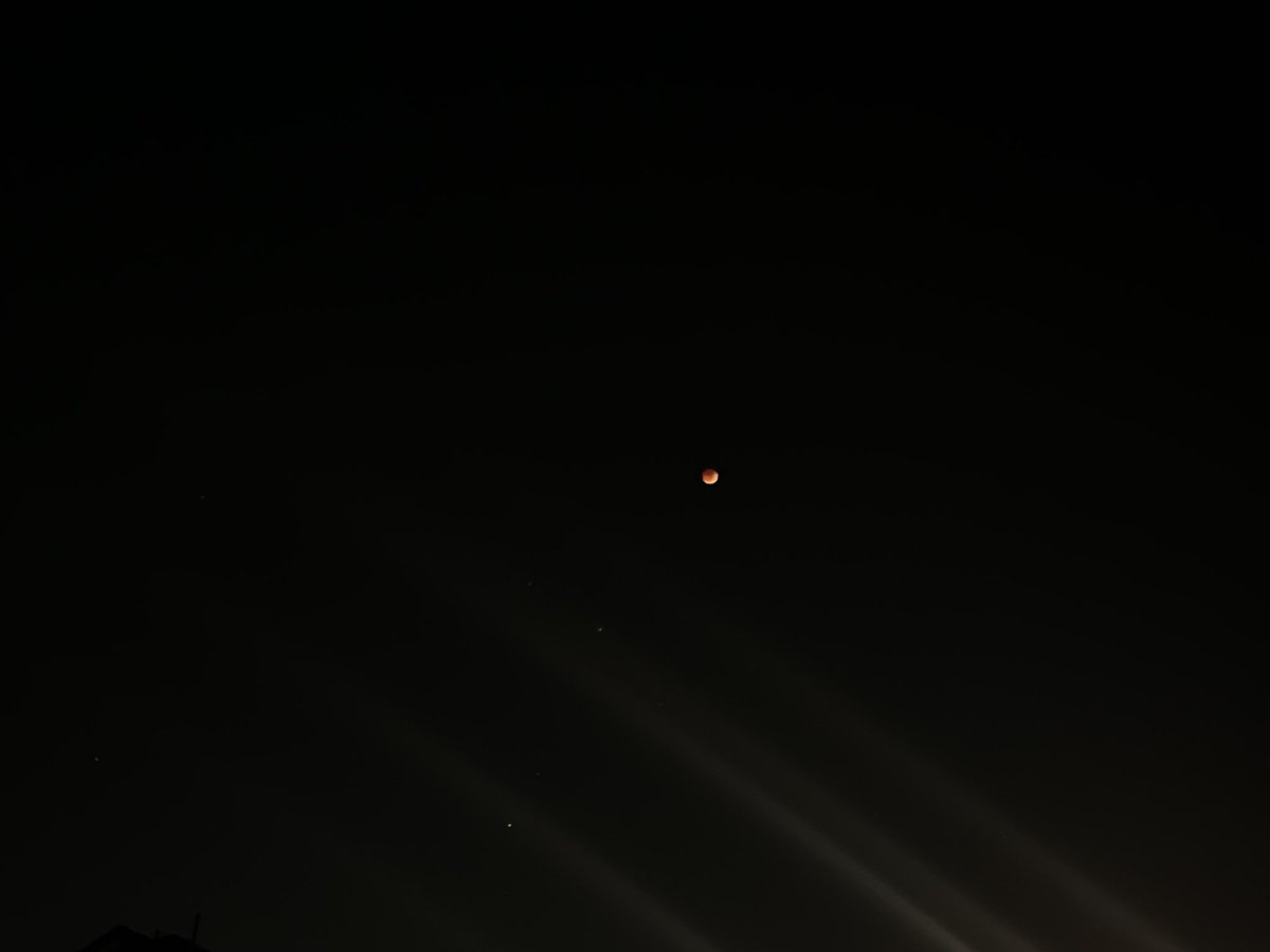 RonnieKomo's tweet photo. Blood orange moon 🤩 https://t.co/kHrUiLnOXG