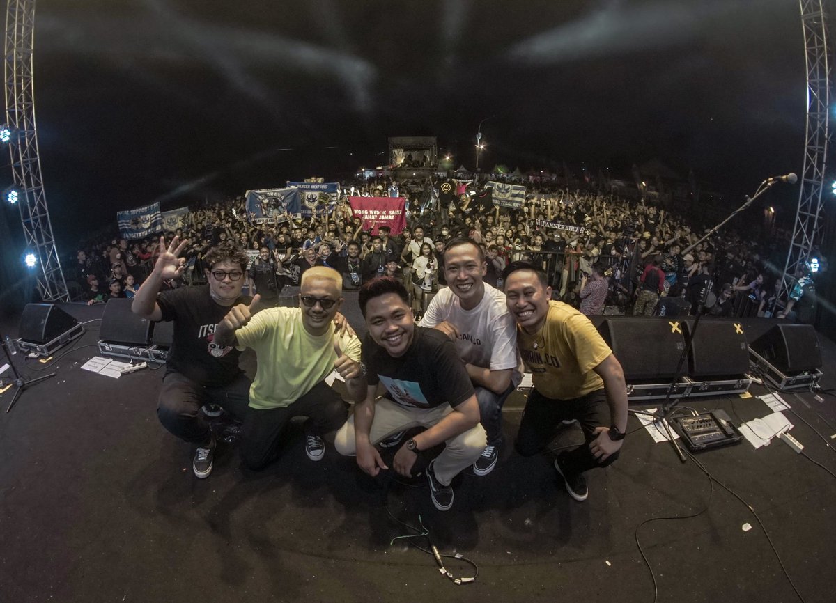 MUH (@bagusssmuhammad) on Twitter photo Bersama 2 band kebanggaan saya di panggung yang sama <a href="/Pendhoza_/">Penuh Do’a & Usaha</a> & <a href="/NgatmoMbilung/">Ngatmo Mbilung</a> . Bersama 2 band kebanggaan saya di panggung yang sama <a href="/Pendhoza_/">Penuh Do’a & Usaha</a> & <a href="/NgatmoMbilung/">Ngatmo Mbilung</a> .