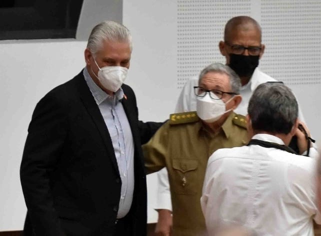 Radio_COCOnline's tweet photo. (1/2) #CubaLegisla 🇨🇺 Ahora... Inicia jornada final de la Quinta Sesión Extraordinaria de la @AsambleaCuba, a la cual asiste el General de Ejército Raúl Castro Ruz y el presidente de la República, @DiazCanelB. @pipamediaslarga @lenybs @chamberohoy @RosabalCaridad @radio_cubana https://t.co/a2saPDeN9i