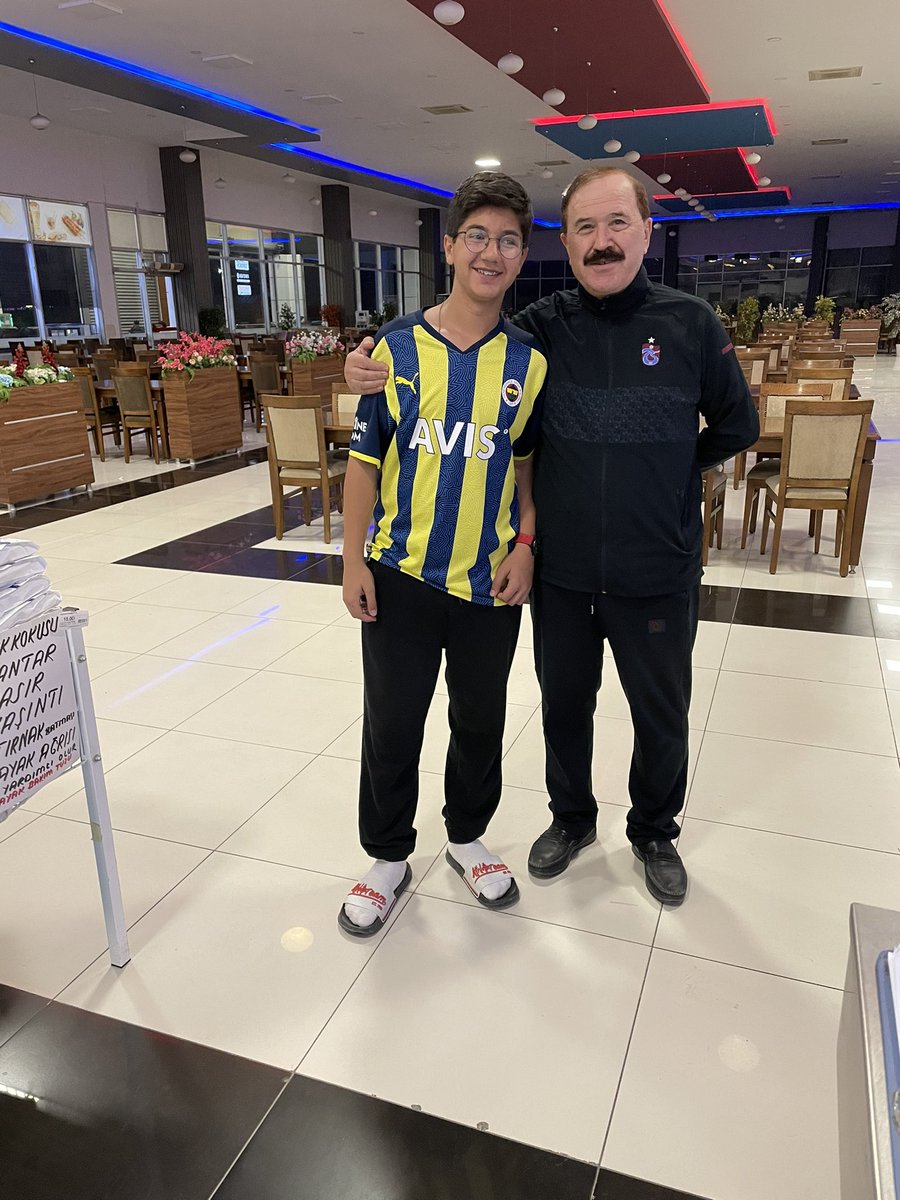 Sporun ruhunun içinde kalamayıp olayı bir şehrin düşmanlığına çevirenlere inat bizim taraftarla bir sorunumuz yok, fakat bu ülkede Trabzon kimliği ile sorunu olanlarla elbet sorunumuz ve onlara söyleyecek iki lafımız olacak.<a href="/Trabzonspor/">Trabzonspor</a>