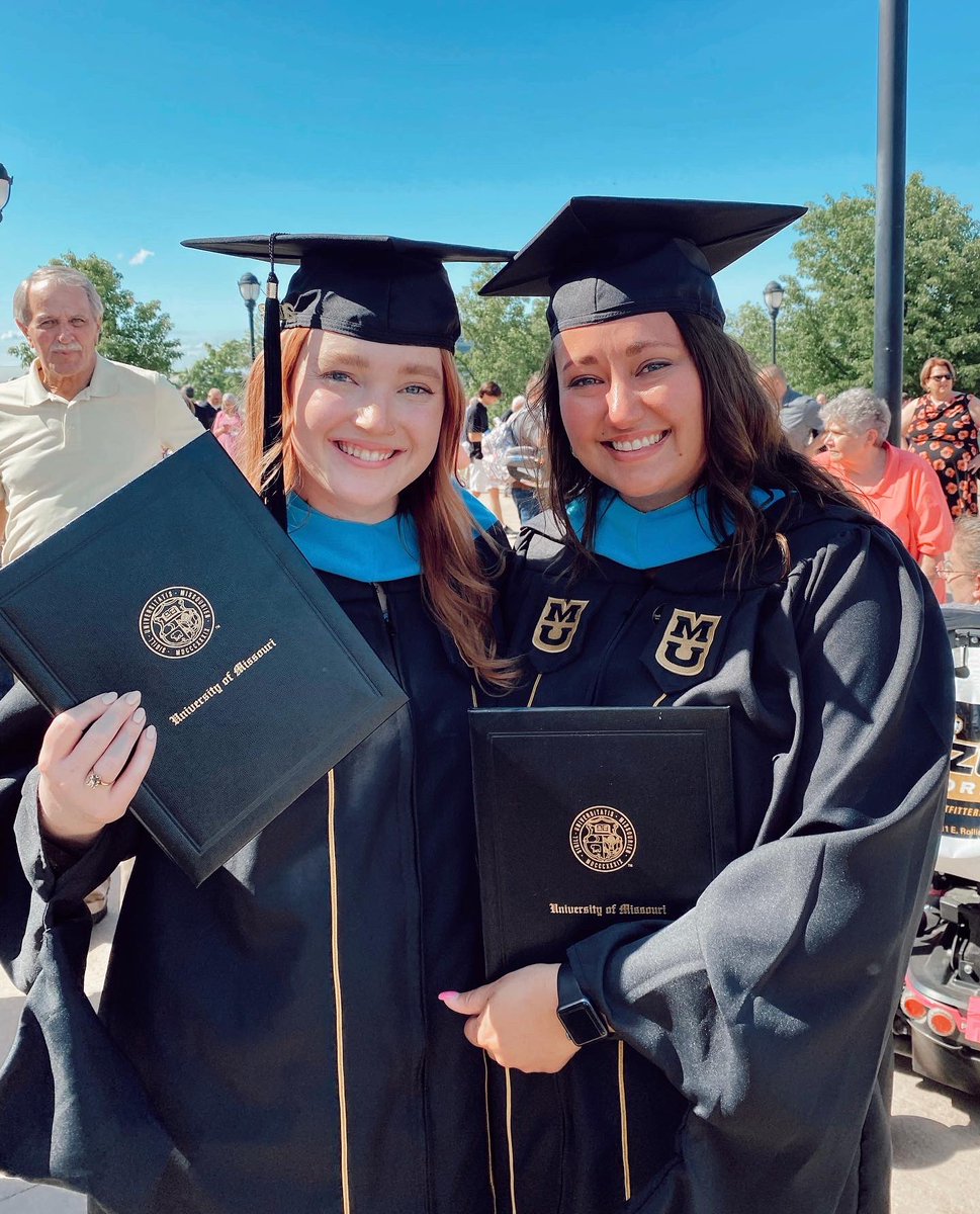 MsErinRobbins's tweet photo. Just a few Flyers with their Masters Degrees 💚 @MissBeinart https://t.co/8fT4m8ZLmu
