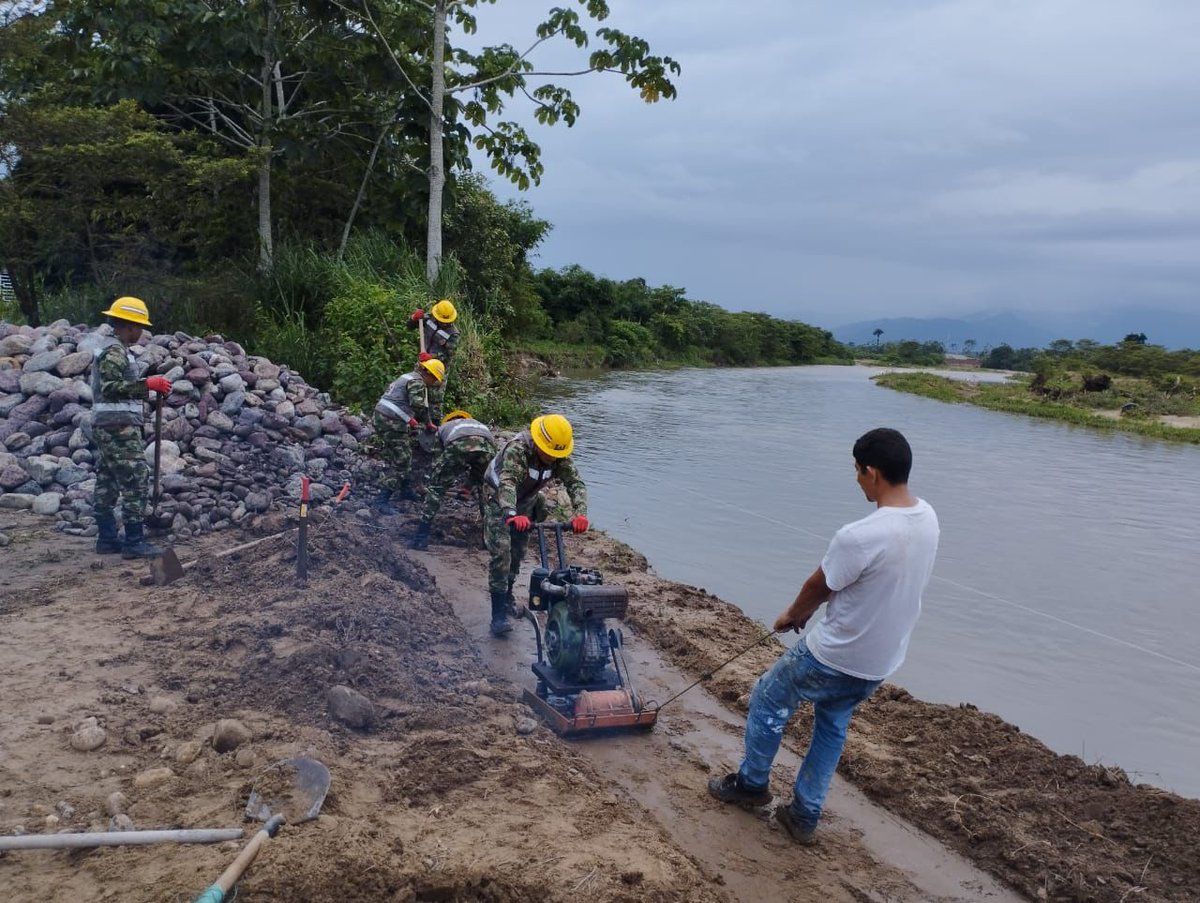 Ingenieros_EJC's tweet photo. Soldados del Batallón de Ingenieros de Combate N.°7, en Villavicencio #Meta, inician apoyos en obras de mitigación del riesgo, con el fin de evitar que la población se vea afectada por el desbordamiento del río Ocoa a causa de la ola invernal.

#SoldadoEsServicioSocial https://t.co/51N7F1V0OI