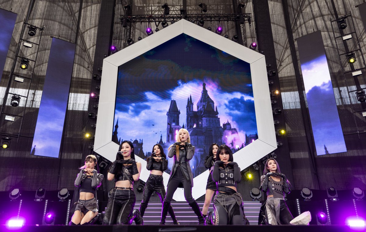 NME's tweet photo. Here's everything you missed at KPOP.FLEX Frankfurt 2022 Day 2

Dreamcatcher cover BLACKPINK, MAMAMOO surprise the audience with a fan favourite, IVE hit their stride, MONSTA X captivate and more

MORE: https://t.co/iKqMer1hi4 https://t.co/Pz3fqy3Pw8