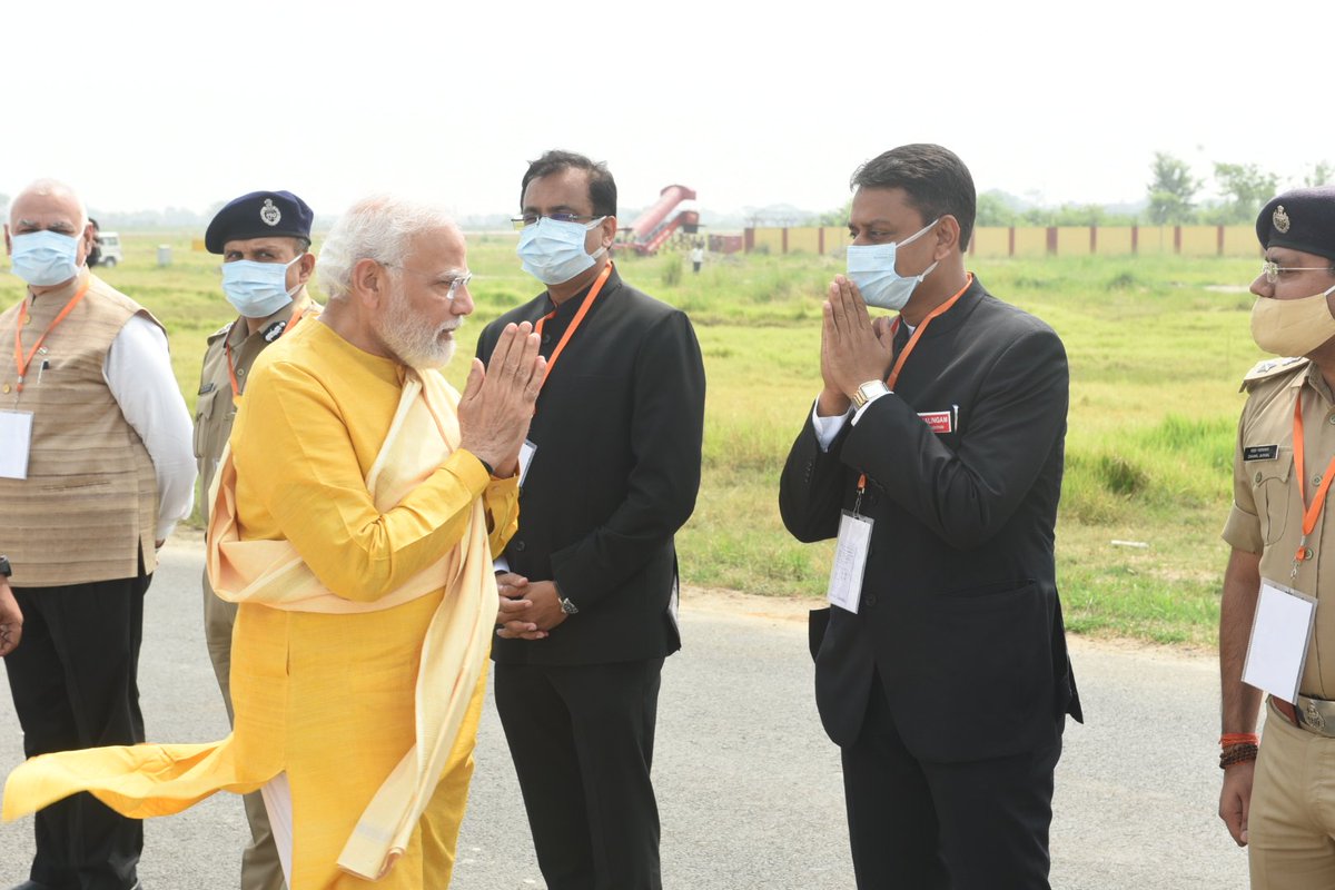 dm_kushinagar's tweet photo. माननीय प्रधानमंत्री जी के कुशीनगर आगमन पर स्वागत करते जिलाधिकारी।
@CMOfficeUP 
@UPGovt https://t.co/d4phSaj2UU
