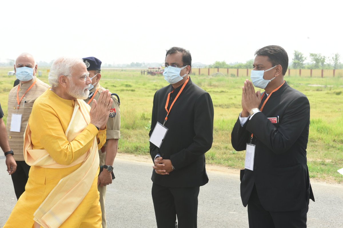 dm_kushinagar's tweet photo. माननीय प्रधानमंत्री जी के कुशीनगर आगमन पर स्वागत करते जिलाधिकारी।
@CMOfficeUP 
@UPGovt https://t.co/d4phSaj2UU
