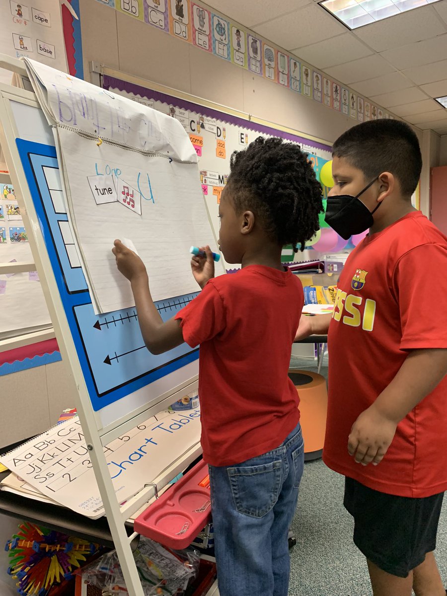 MrsVance_Kinder's tweet photo. It is that time of year when they become the teachers! Creating our phonics anchor chart together!! https://t.co/jcLZh2pjxC