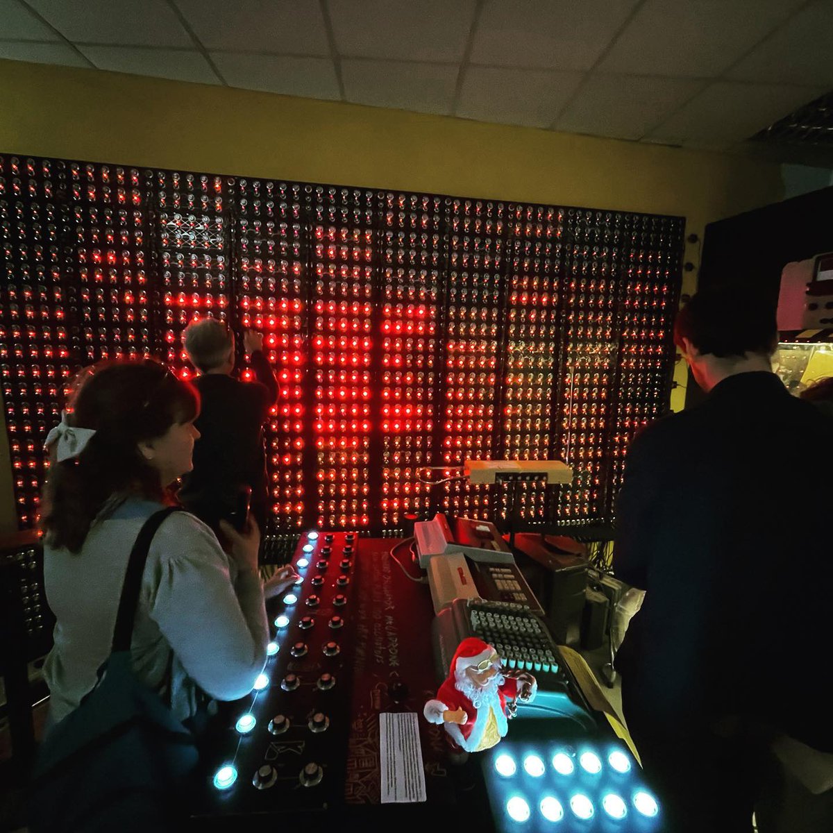 NotObsoleteKent's tweet photo. Fine folk on the megadrone. If you choose to come and want to actually try and tune the megadrone you can. Just ask us. As column 4 is all turned down in volume usually ready to be used, but please ask! #museum #megadrone #drone #synthesizer https://t.co/BL8MwZPboK