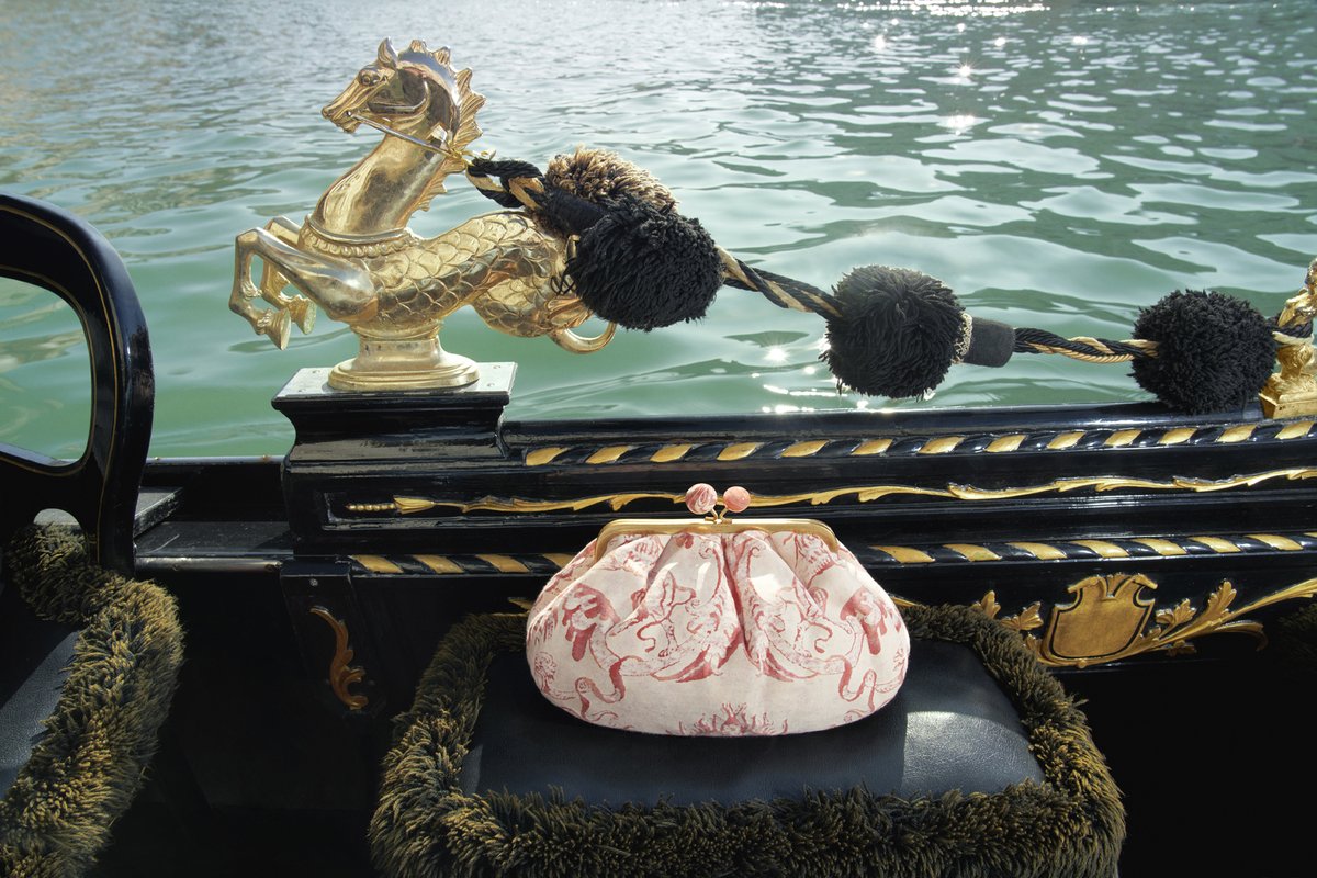 weekendmaxmara's tweet photo. One of a kind. Each Pasticcino Bag modello Venezia special edition is dressed in sumptuous #MarianoFortuny textiles - often regarded as the finest in the world. Discover the Pasticcino Bag special edition
https://t.co/SXKamUvNEX
#WeekendMaxMara
#PasticcinoBagWorldTour https://t.co/5fl5439weY