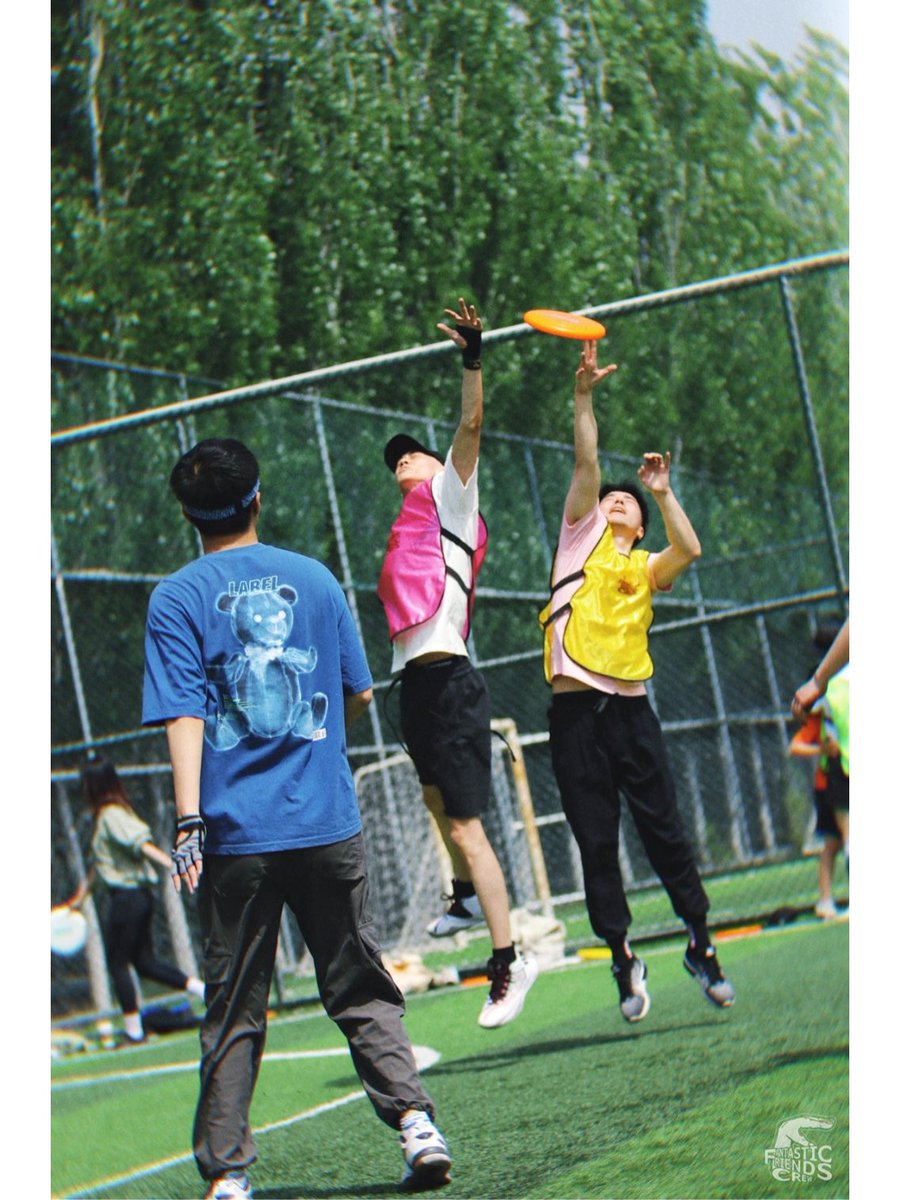 onlyliangsen's tweet photo. 20220424 Repo 
Frisbee with Fantastic Friends Crew Again
Cr: 奇妙朋友Crew on RED
#LiangSen #梁森 https://t.co/pItifNJjEV