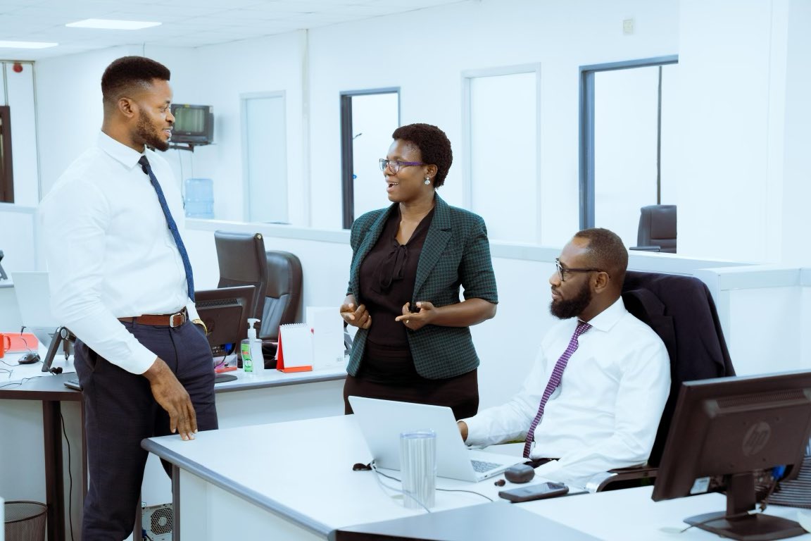 UBAGroup's tweet photo. #NewWeekTip

According to Deepak Chopra, giving connects two people, the giver and the receiver, and this connection gives birth to a new sense of belonging.

This also applies to brainstorming as a team: giving and receiving ideas.

🧵 1/2 https://t.co/LTaLqls8Qe