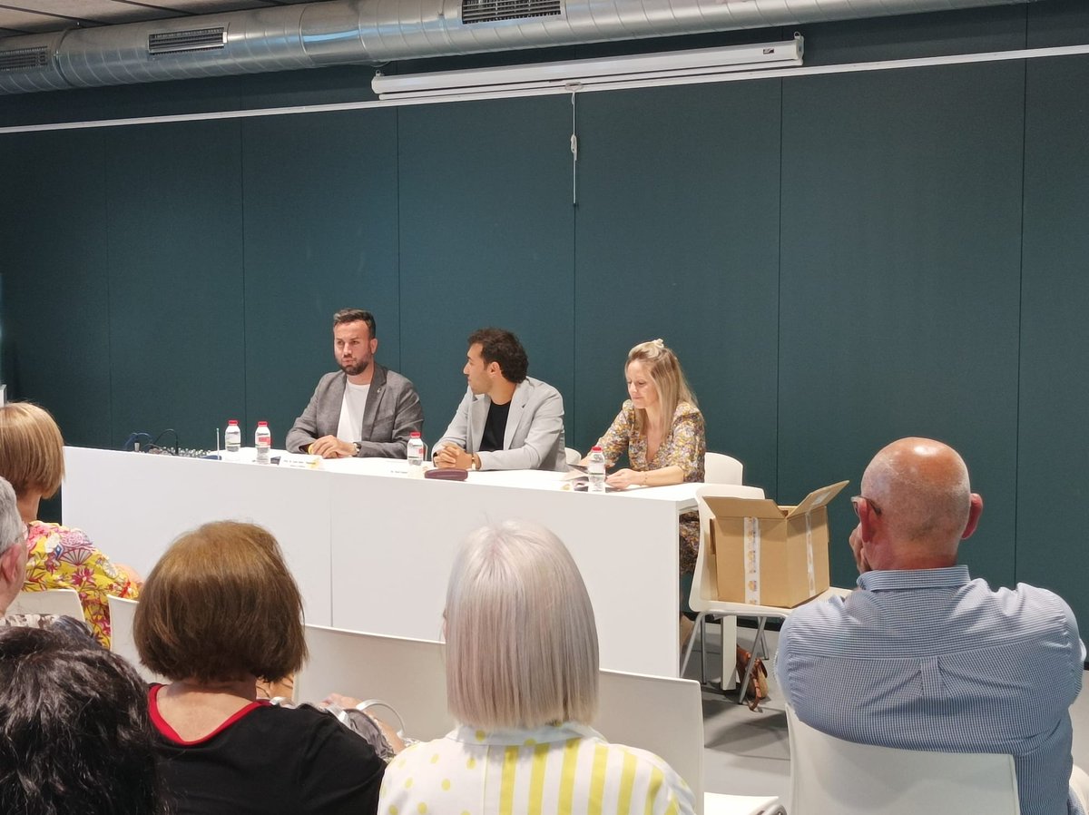 DeltebreBiblio's tweet photo. Aquest passat dissabte Xavi Llambrich Franch va presentar el seu nou llibre, «Cartes a les estrelles».
#autorlocal
#noullibre
#culturadeltebrenca
#Deltebrellig
#DeltebreActiu
#Deltebre https://t.co/cHIdK5qlcp