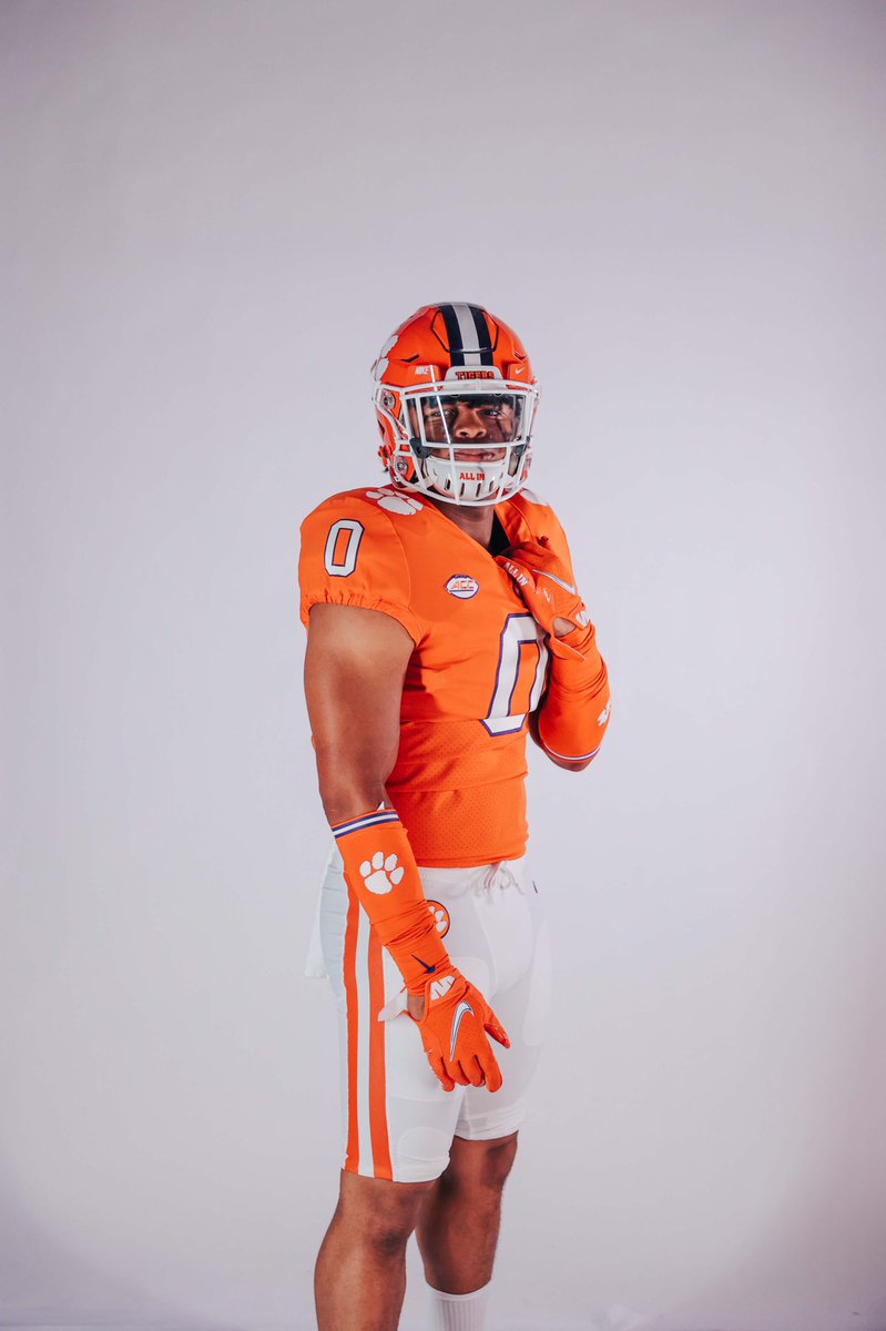 lRaulAguirre's tweet photo. Me and lil bro @kell2fye1 @ClemsonFB 🟧 let's win a state championship this year bro🤞🏼@Cats_Recruiting https://t.co/u5pw68BJBZ