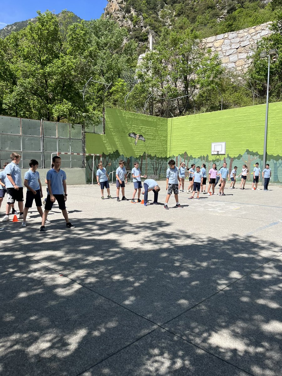Edgarserra9's tweet photo. Continuem desde la @FAHandbol promocionant l’handbol a les escoles del país!
#Futur #HandballSchool #Andorra https://t.co/AruLqBGAht