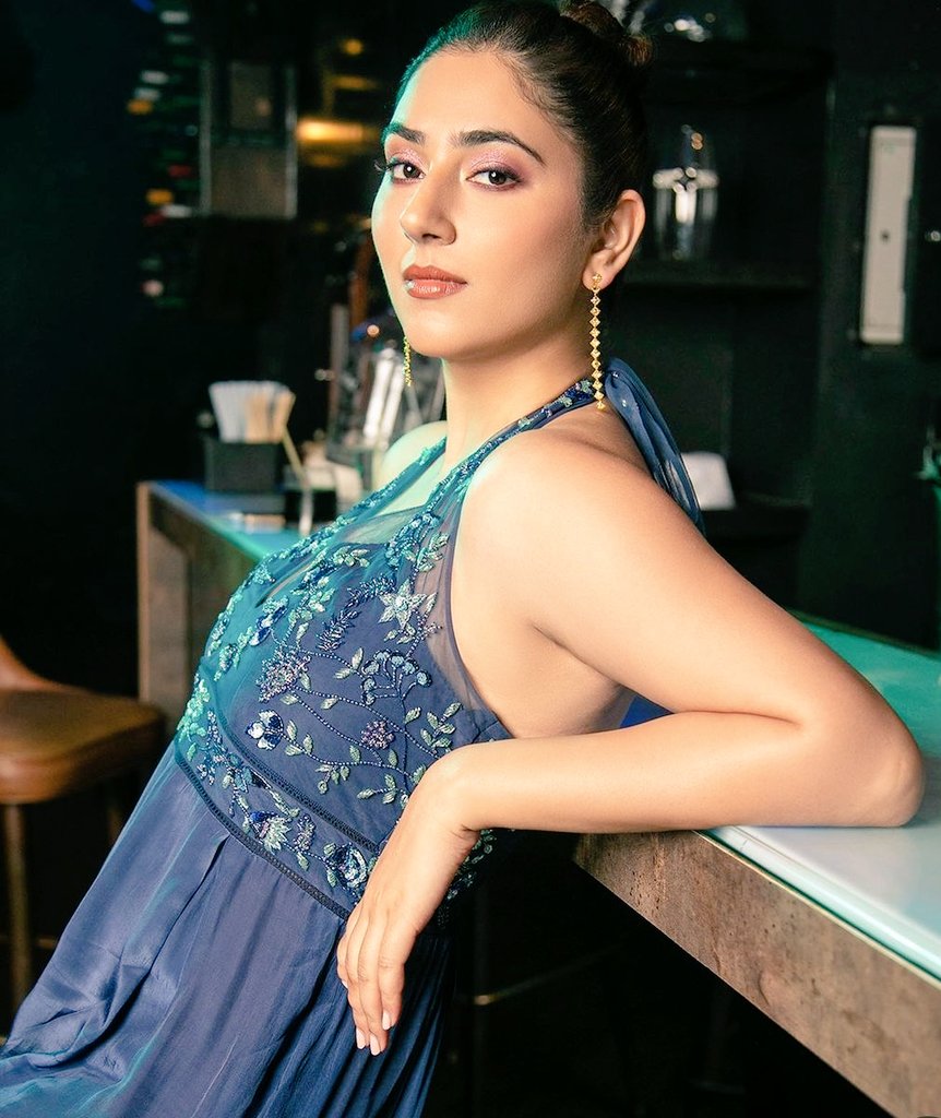 GlitzVision_USA's tweet photo. #DishaParmar looking gorgeous in a blue shimmery dress , can't take our eyes off her ๐ฅ๐.
#badeachhelagtehain2 #BALH #BALH2 #DishRa #rahulvaidya #NakuulMehta #Glitzvisionusa https://t.co/I69CxLTe7r