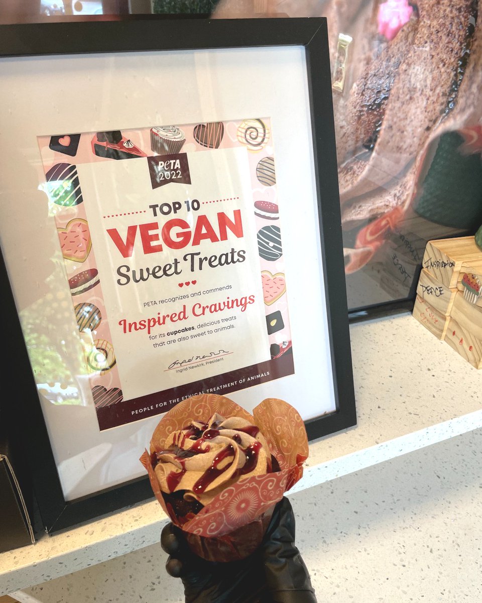 EatGreatness's tweet photo. Still smiling about this one!😄

Award winning bakery!  🏆

#peta #petaaward #awardwinningbakery #inspiredcravings #bestveganbakery #veganbakery #allergysafe #schoolsafe #allergyfriendly https://t.co/tDisY4xhD4