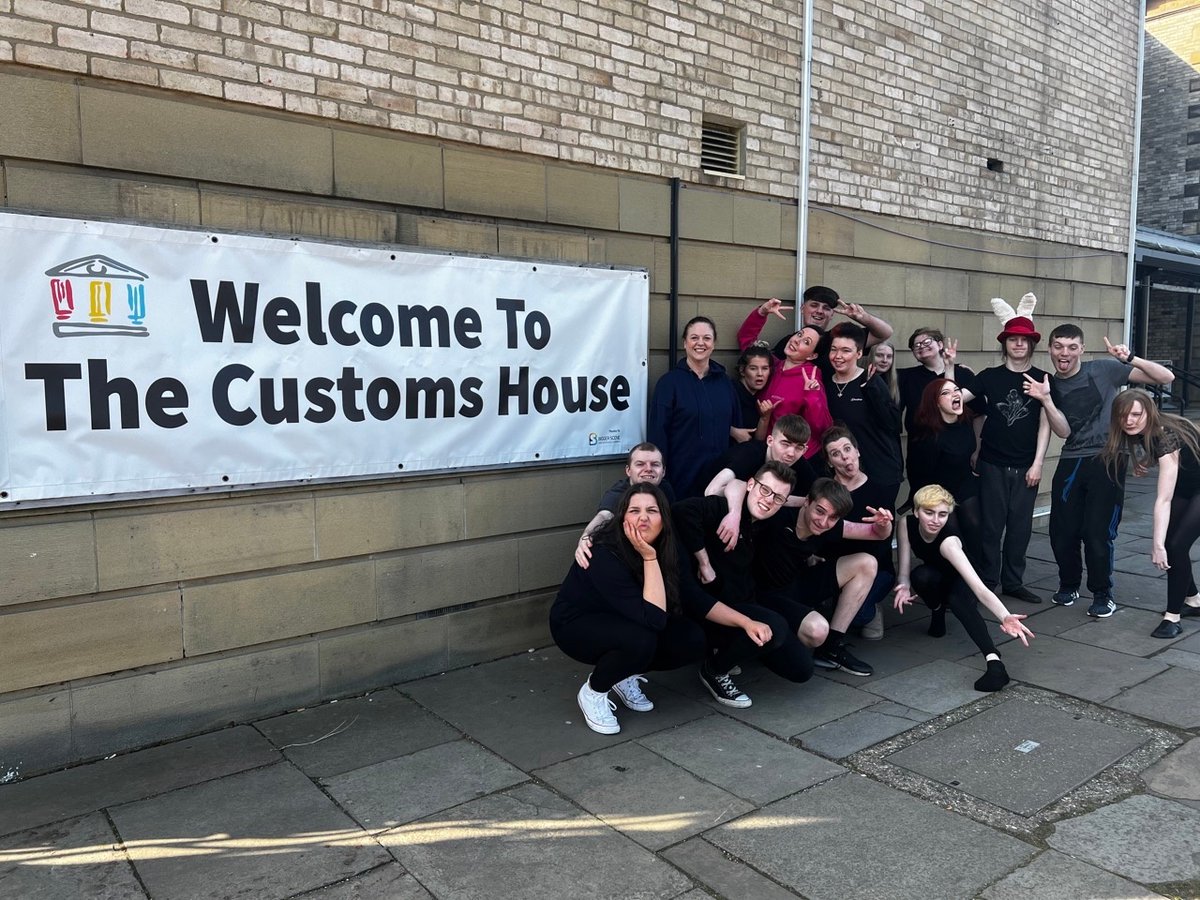 📣 CALLING ALL #DISNEY FANS 📣

Please join us to celebrate the work of our #PerformingArts, #Music and #Art students as they put on a physical theatre adaptation of #AliceInWonderland, TOMORROW at @TheCustomsHouse.

Tickles are available to buy here: orlo.uk/VPzpR