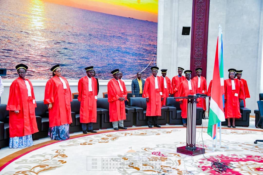NtareHouse's tweet photo. #Burundi Deux Magistrats de la Cour Suprême Mme Karenzo Claudine, et Mme Nsabimana Nadine, respectivement Vice-Présidente et Juge à la Cour Suprême, viennent de prêter serment devant le Président de la République SE Evariste #Ndayishimiye, au Palais Ntare Rushatsi. https://t.co/zDE6PpJiWJ