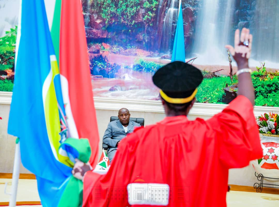 NtareHouse's tweet photo. #Burundi Deux Magistrats de la Cour Suprême Mme Karenzo Claudine, et Mme Nsabimana Nadine, respectivement Vice-Présidente et Juge à la Cour Suprême, viennent de prêter serment devant le Président de la République SE Evariste #Ndayishimiye, au Palais Ntare Rushatsi. https://t.co/zDE6PpJiWJ