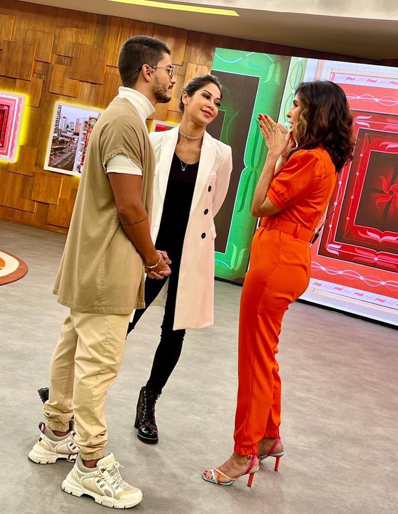 Aguiarthur's tweet photo. 📸 Bastidores 💛 
ARTHUR NO ENCONTRO https://t.co/My6ywyiCzU