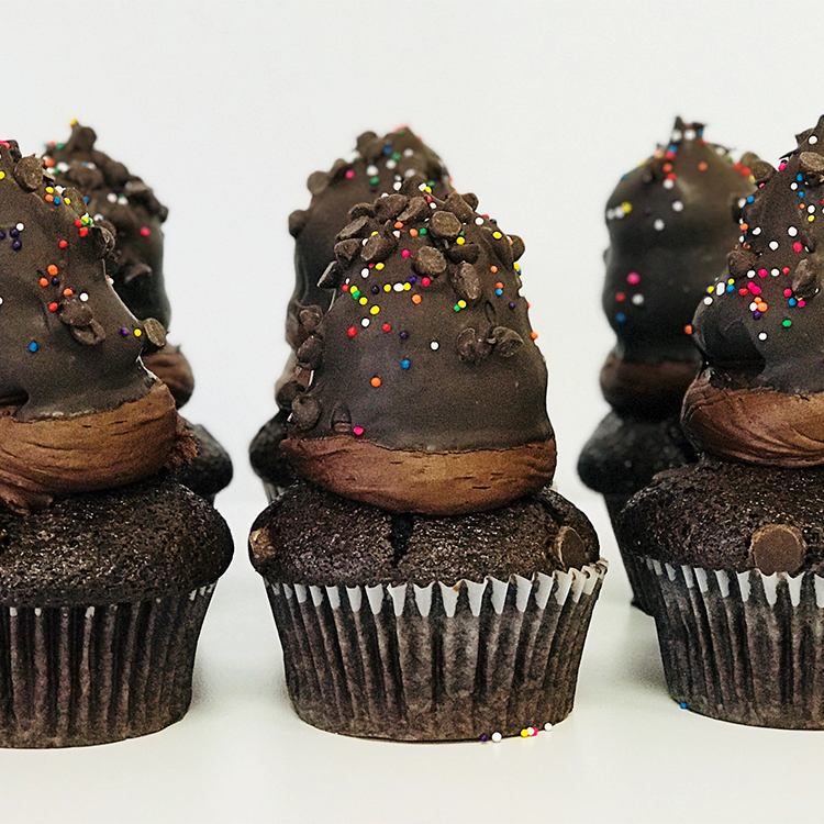 freshcupcakes's tweet photo. DEATH BY CHOCOLATE :: Returned to our #cupcake flavors menu for May are our decadent #DeathByChocolate #cupcakes! Savor a rich chocolate cake with chocolate chips baked in, topped with chocolate cream cheese icing dipped in chocolate ganache https://t.co/jWeQ6vo306 #MakeLifeSweet https://t.co/5i4ugrGR36