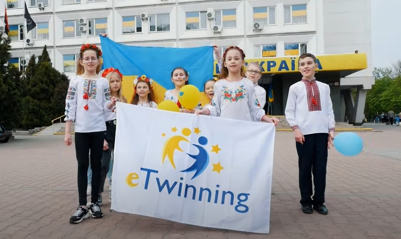 eTwinning_DE's tweet photo. Nicht nur beim diesjährigen ESC, sondern auch bei #Schoolovision, dem Songwettbewerb für Schulen in Europa, hat es der beeindruckende Beitrag der Ukraine 🇺🇦 auf den ersten Platz geschafft! Gratulation auch von @eTwinning_DE! 

https://t.co/3QEAqhE4De https://t.co/JPDRP9WfqI