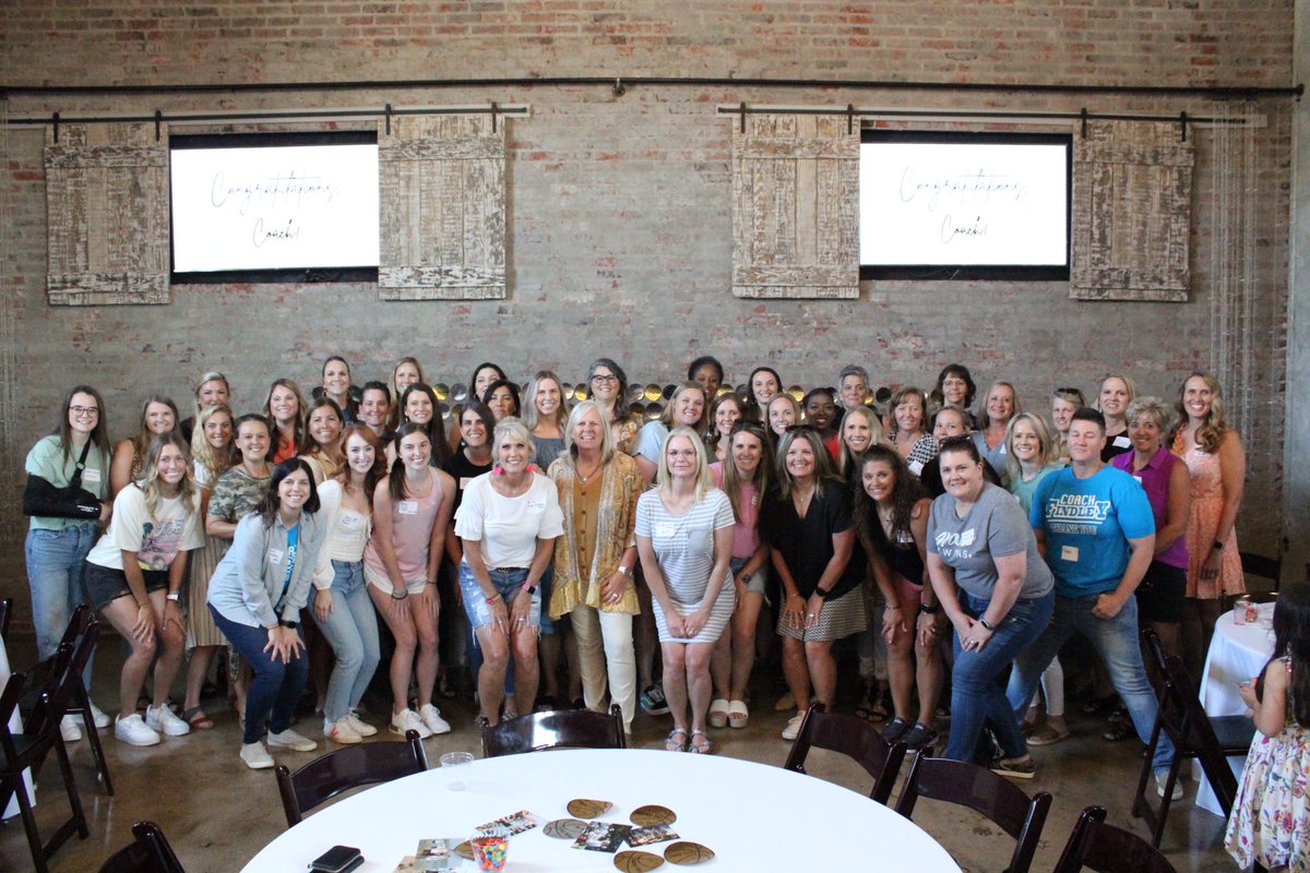 wellsaidjess's tweet photo. And that’s a wrap on one of the greatest careers in women’s basketball history! This is only about 1/4 of the women that came through my mom’s program. The legacy continues through each one of us! 🏀🦅 https://t.co/qcen3KyIrZ
