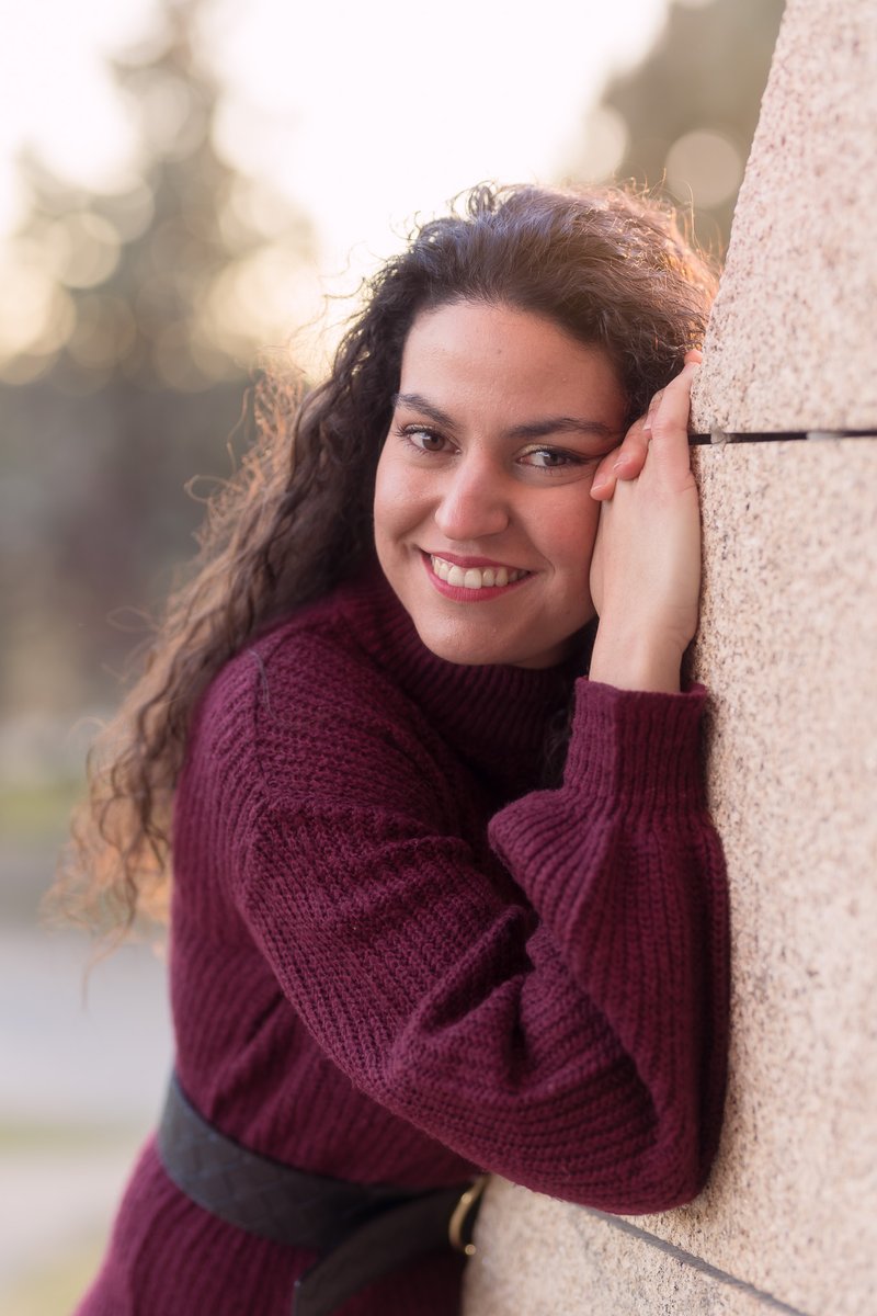 carlosvelayos's tweet photo. Sonrisa, granate y dorado. @isgarmu #carlosvelayos #morena #curly #curlyhair #pelorizado #brunette #fotografiaderetrato #retratofotografico #fotoartistica #naturallightphoto #girlportrait #luznatural #sesionfotografica #bookfotografico #soulportrait #photospain #modelomadrid https://t.co/znDg5B0TeG