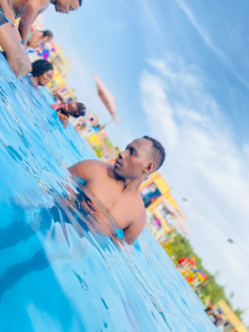 eddypitman92's tweet photo. Am so funny under the pool https://t.co/7G5ZbCR75d
