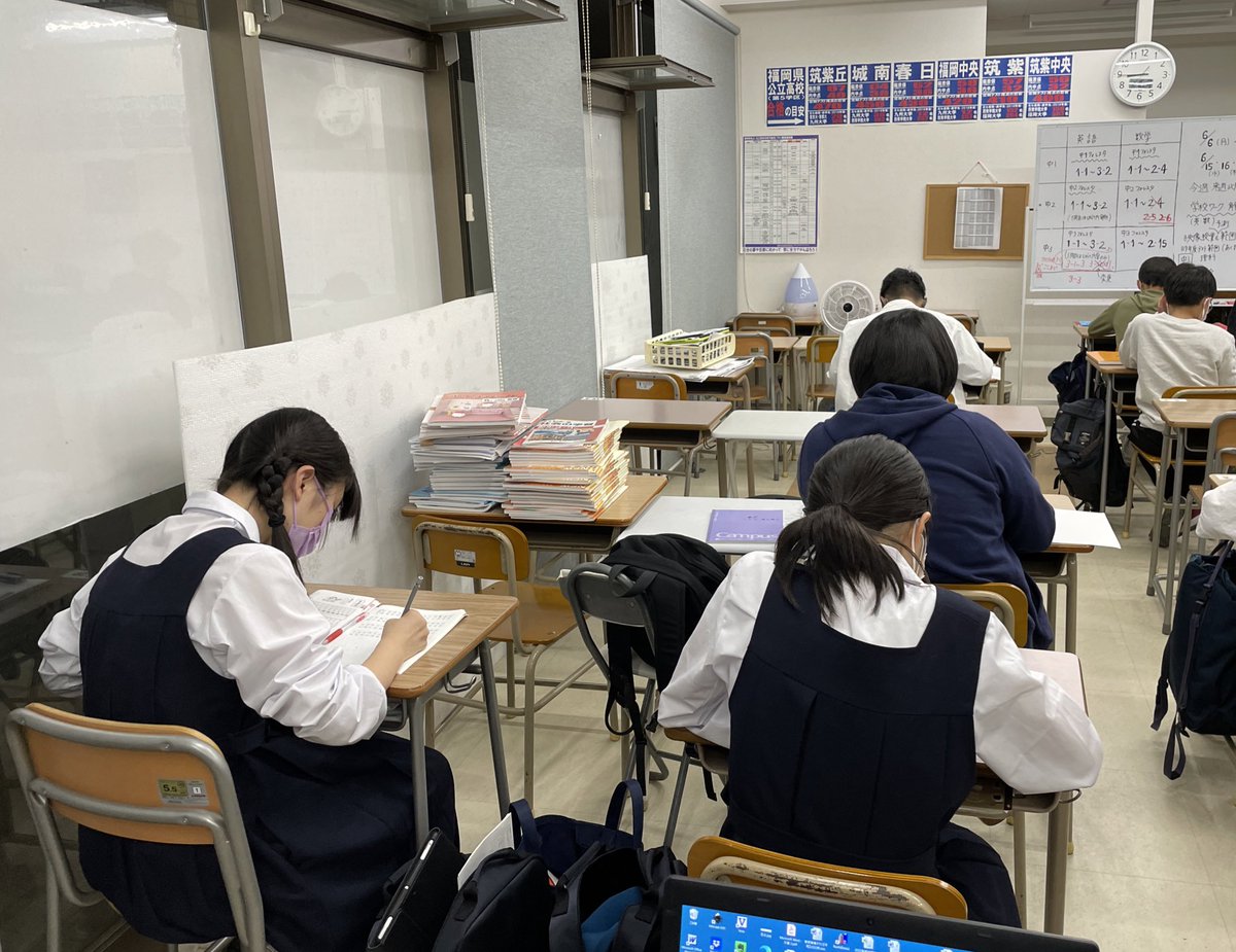 STUDYBOX1's tweet photo. この春卒業の高校生4人がテスト直前ってことで勉強しにきました!
本当はですね高等部も作りたいんですがいかんせん場所がなくて…平尾中のテスト前なんかすべての席が埋まって補助席まで必要になる始末ですので…
#平尾中専門塾 #スタボ #studybox
#高等部もやりたい #場所がない https://t.co/zNXsFTwUKB