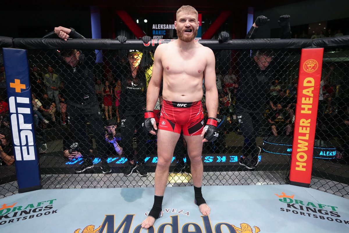 MikeHeck_JR's tweet photo. Did Jan Blachowicz earn himself another title shot, or does he still have more work to do after #UFCVegas54? @AlexanderKLee and I discuss that, along with taking our best shot predicting matchups for Spann, Grant, Chookagian, and more on an all-new #OTTNO. https://t.co/XO5Pl8axFz https://t.co/2ZCCfzPGf8